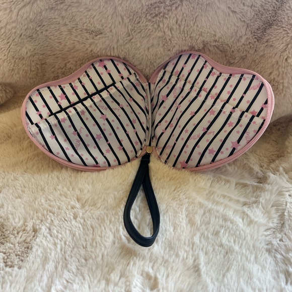 New w/o tags! Luv Betsey By Betsey Johnson Heart Wristlet - Picture 5 of 5